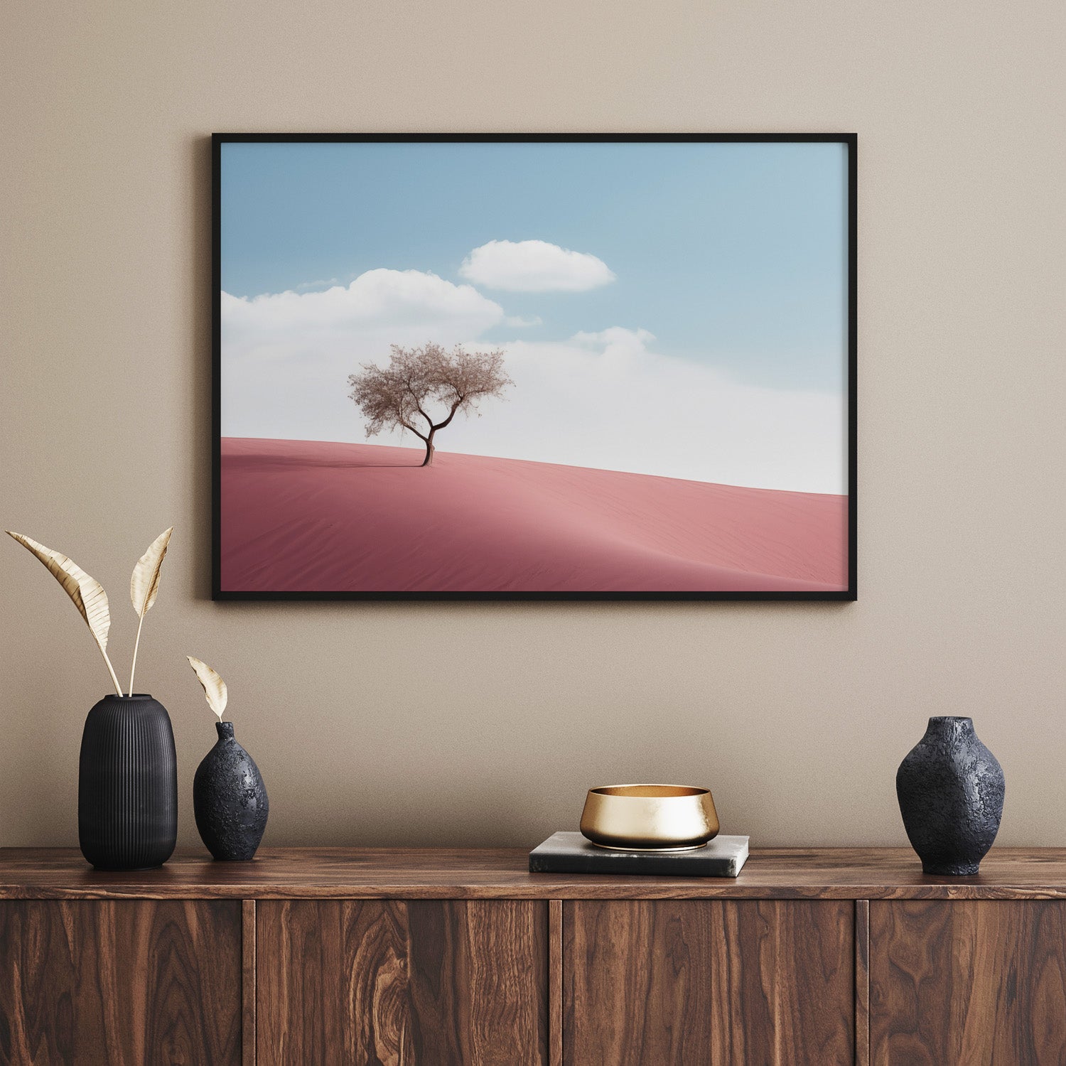 Minimalistisk tavla föreställande ett ensamt träd i en rosa öken